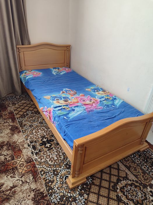 Продам односпальне дерев'яне ліжко. 90×190