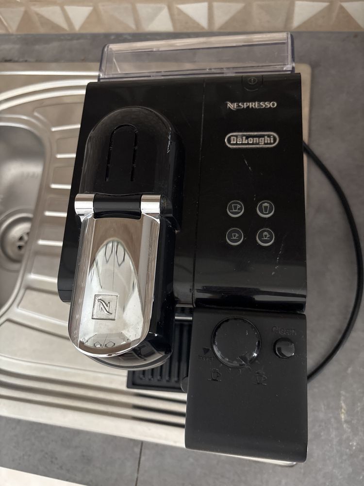 Máquina de Café Nespresso Delonghi Usada - Excelente Condição!