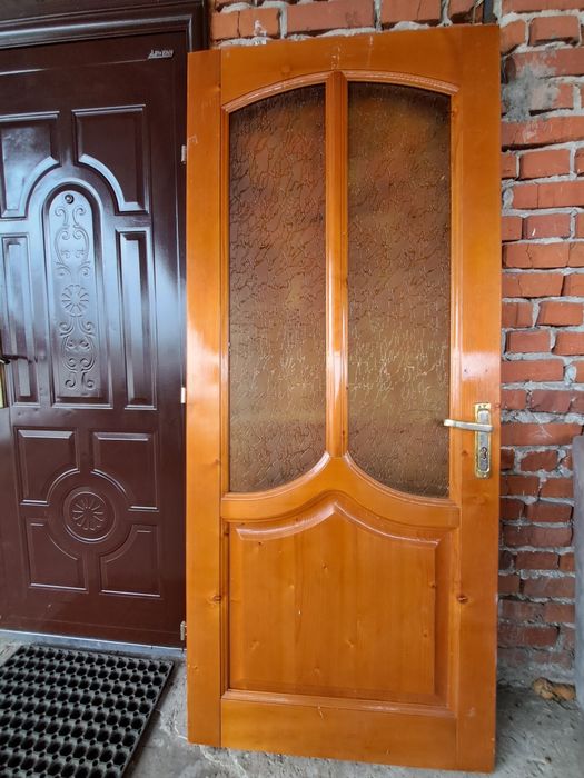 Двоє міжкімнатних двереї