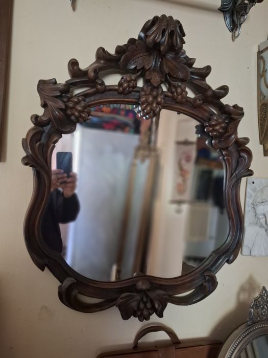 Настінне старовинне дзеркало