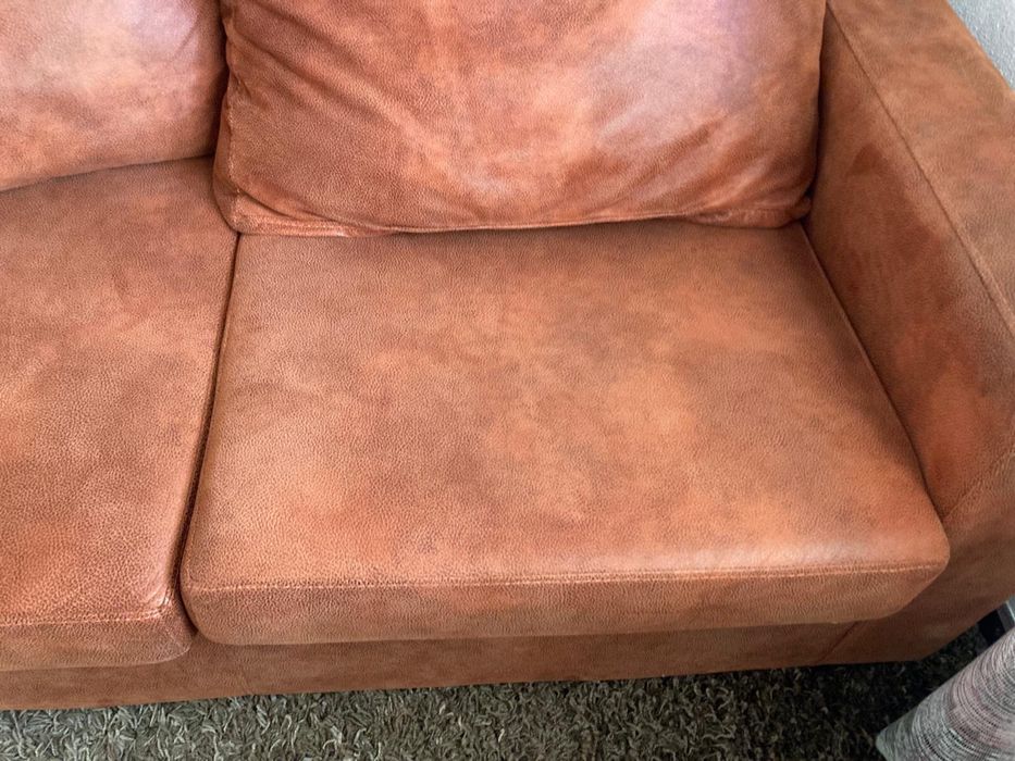 Sofá em Pele - Estado: Praticamente Novo
