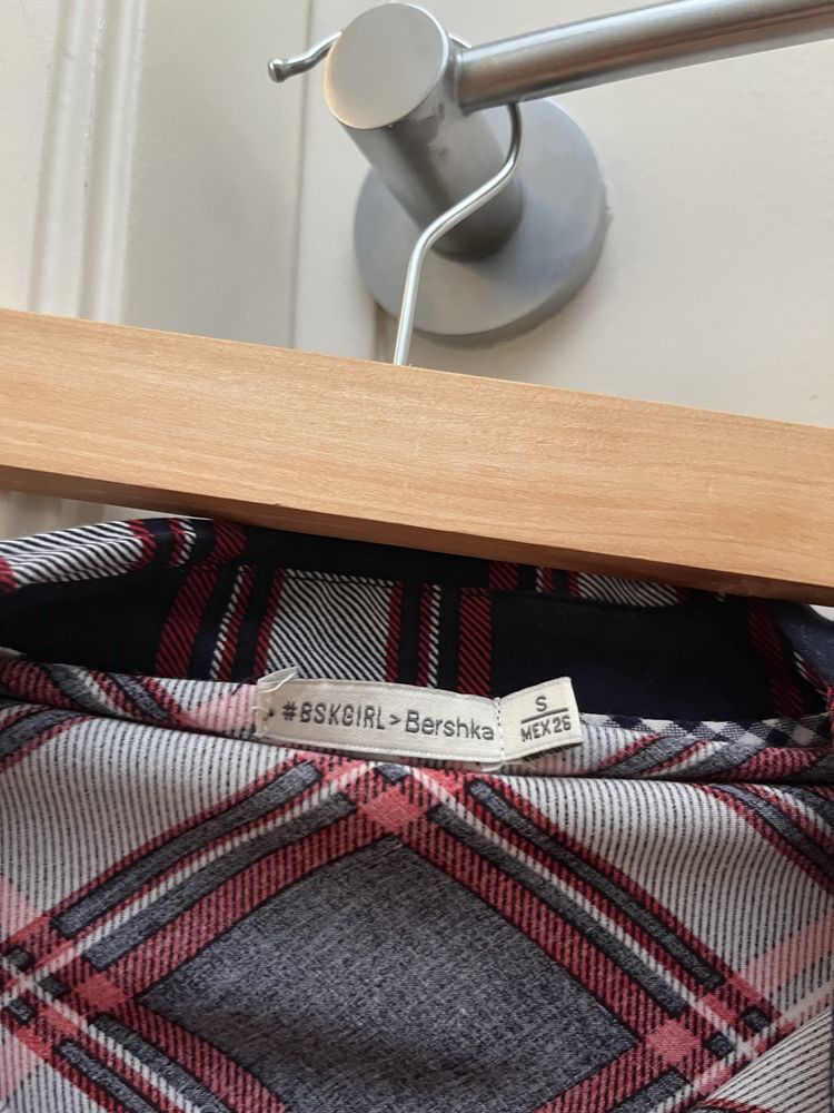 Camisa bordô e branca da Bershka