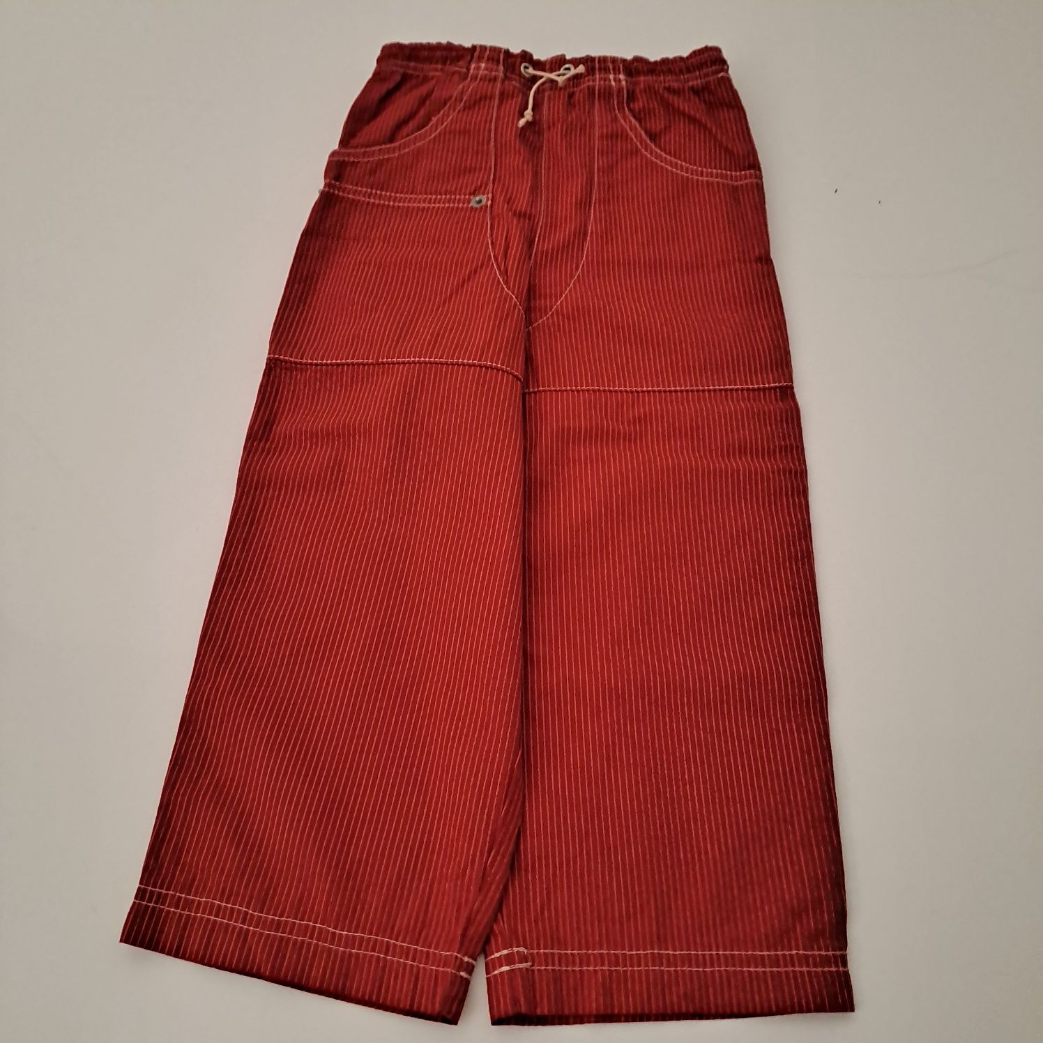 Conjunto de menino com calças, camisa e t-shirt