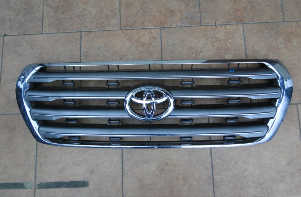 Решетка радитора с Land Cruiser 200 оригинал