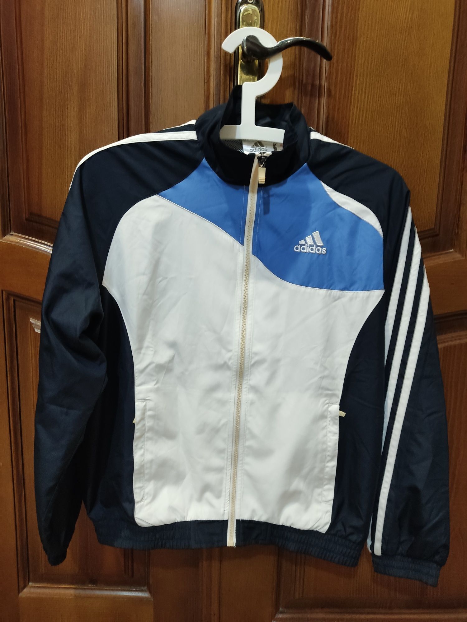 Продам вітровку Adidas