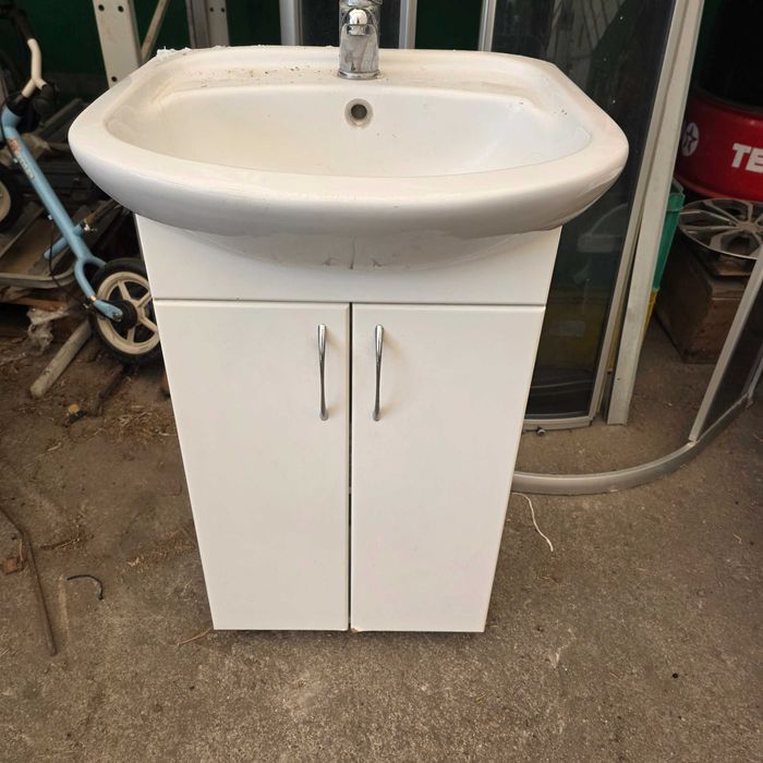 Szafka łazienkowa z umywalką i kranem