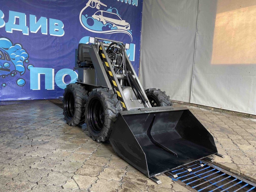 Мінінавантажувач з потужним двигуном V2, мінітрактор, бобкат