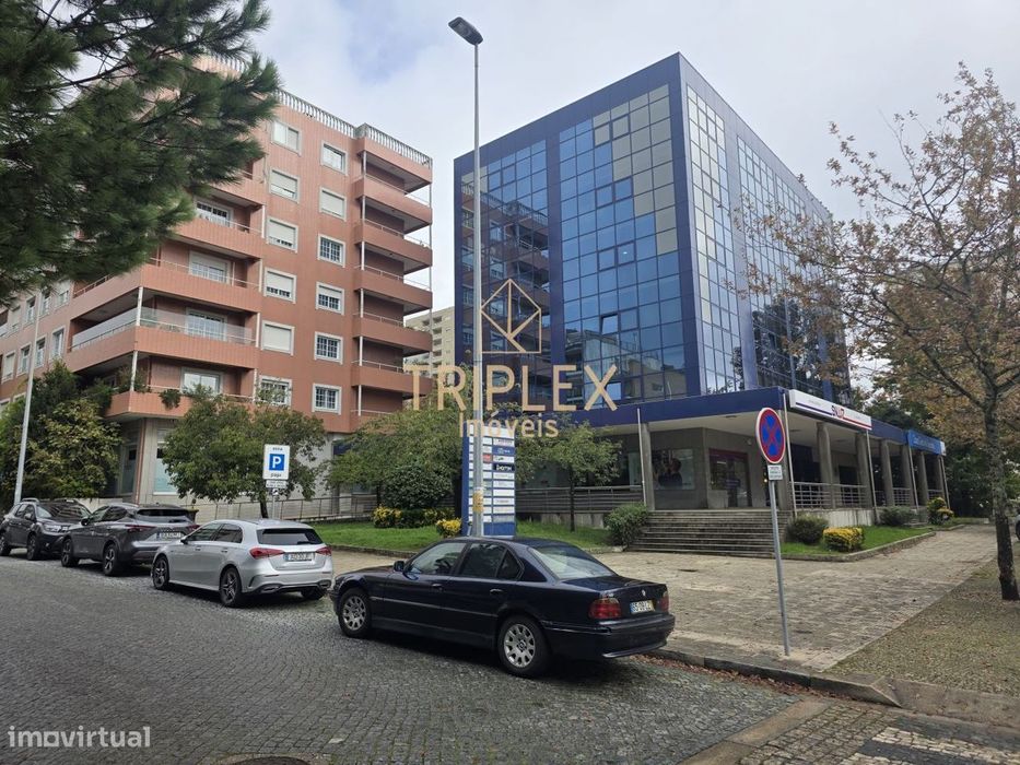 Escritorio no centro da Maia