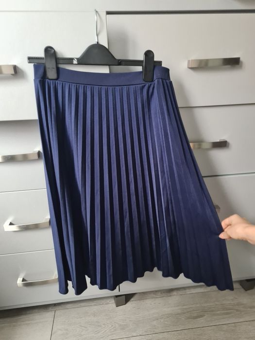 Plisowana spódnica granatowa do kolana