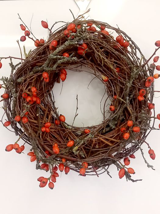 Wieniec z owocami dzikiej róży na Boże Narodzenie 40cm