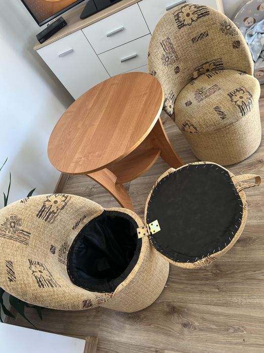 Pufy ze schowkiem i stoliczek