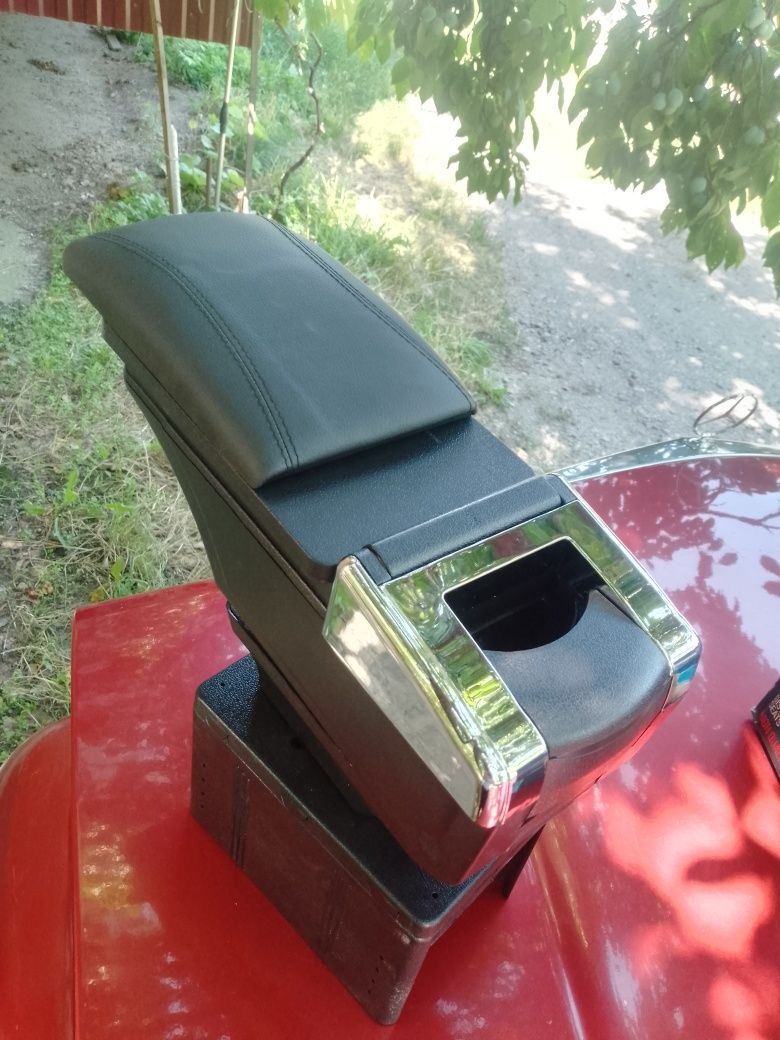 Подлокотник на авто