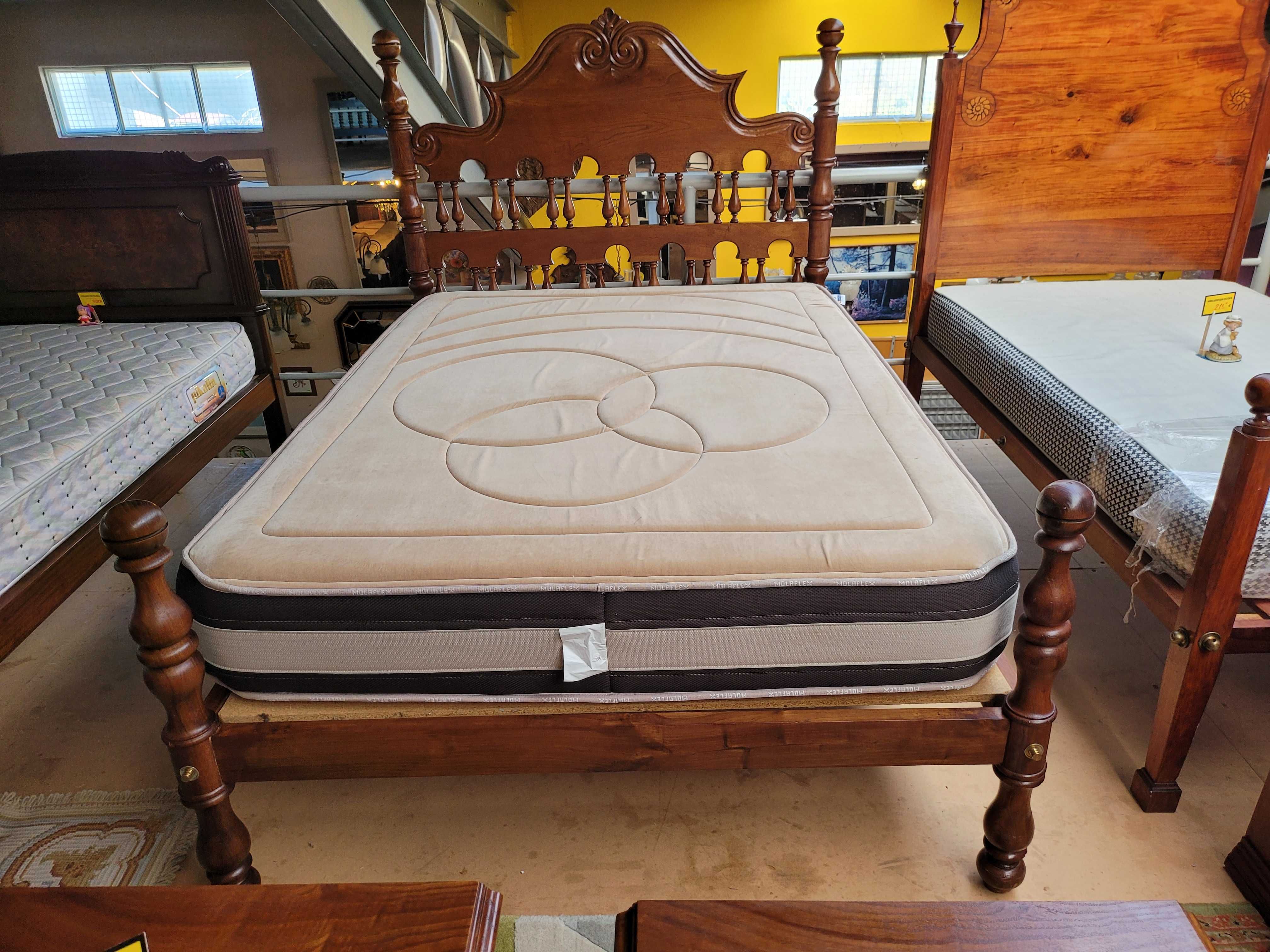 Cama antiga em madeira maciça com estrado e colchão Mola
