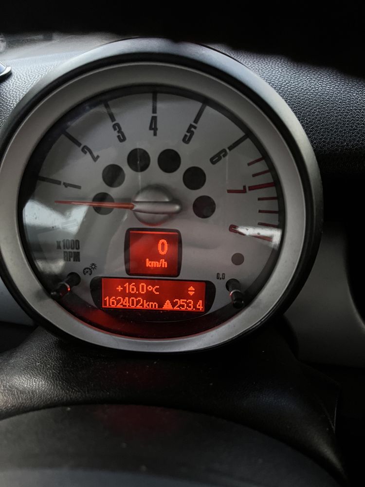 Mini One R56 preto e branco com teto panoramico