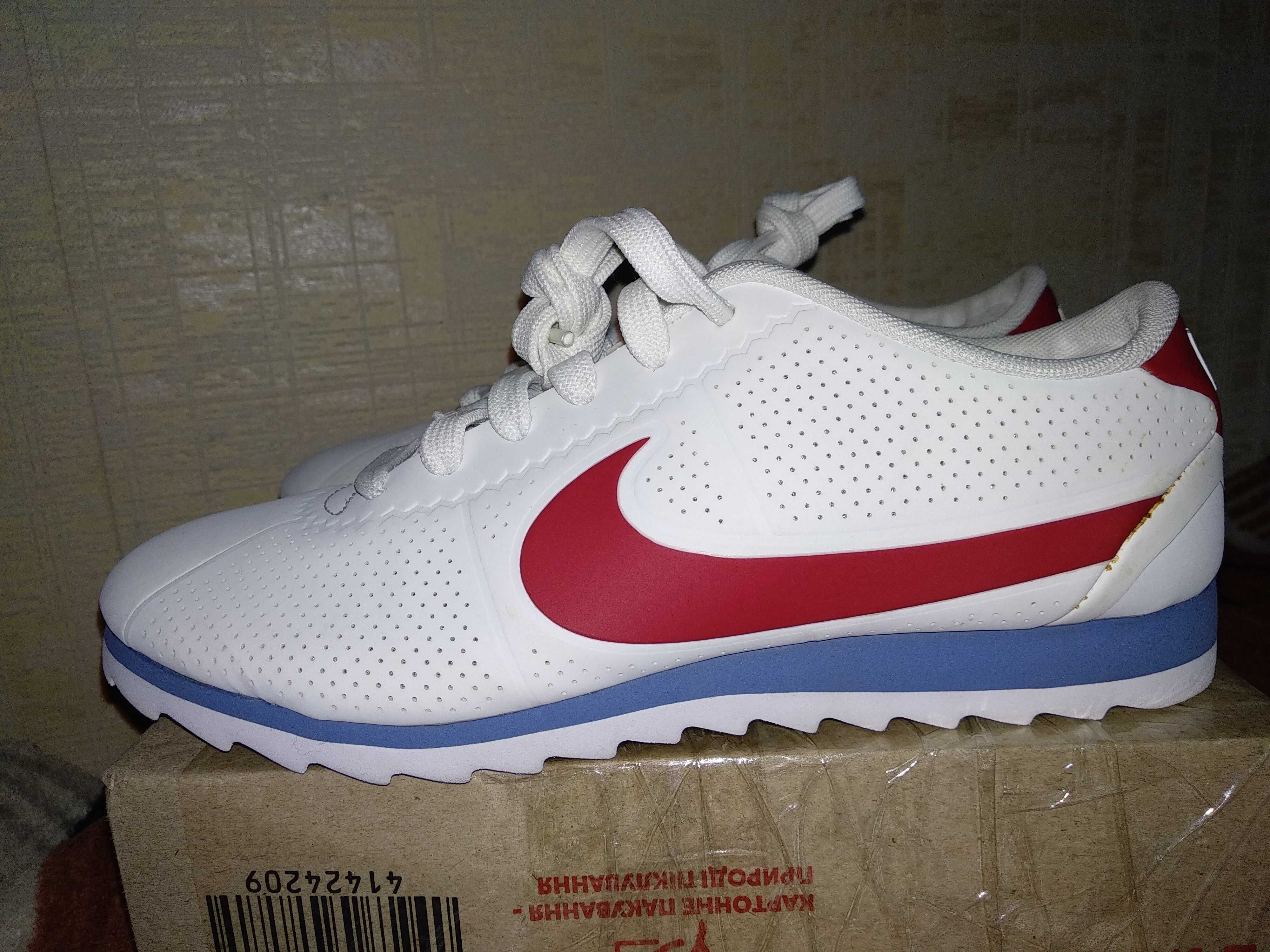 Фирменные кроссовки Nike (37,5 р.)