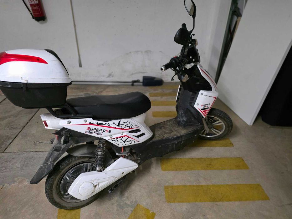 Moto a bateria como nova