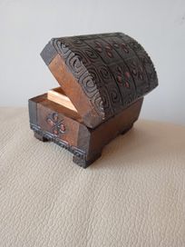 Mała Drewniana Szkatułka Rzeźbiona Puzderko na Biżuterię Skrzynia Folk