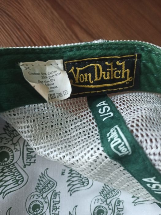 Кепка Von Dutch.