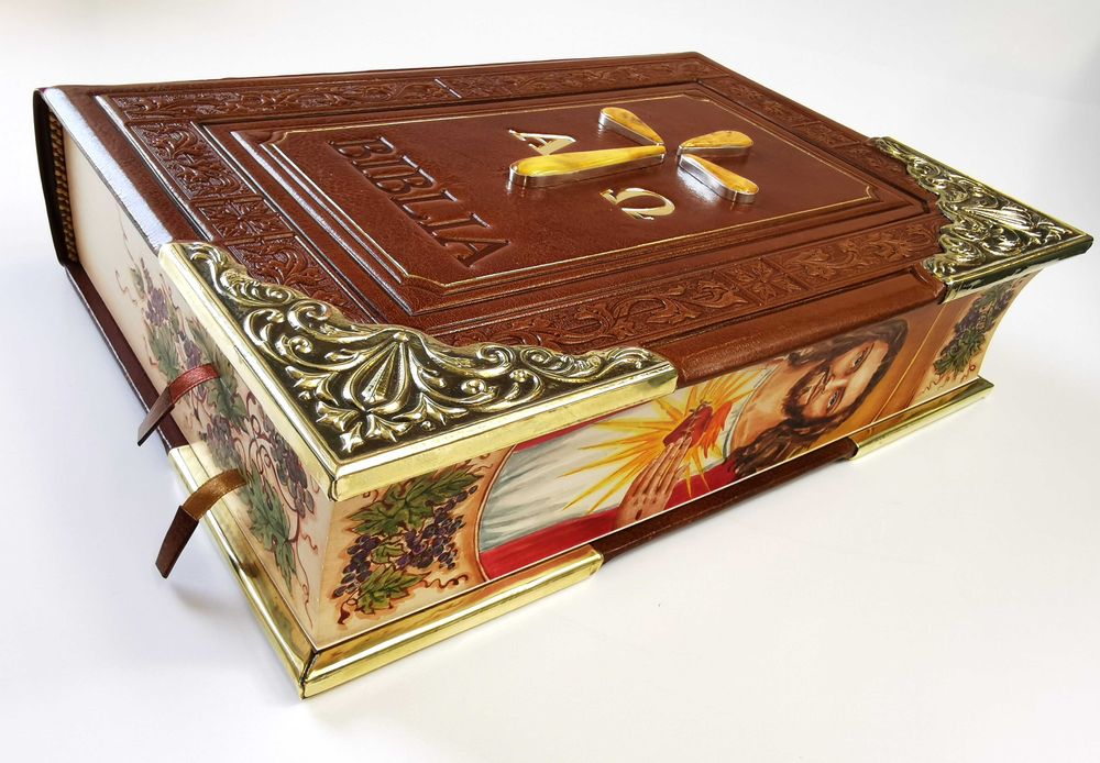 Biblia w oprawie skórzanej, duże bursztyny w srebrze, malowane brzegi.