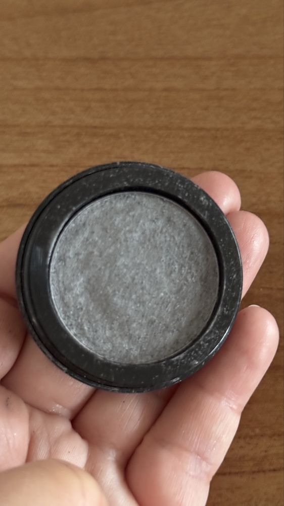 Inglot dwa pojedyncze cienie do powiek kolor zielony i szary