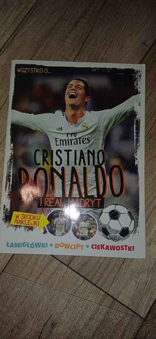 Nowa Ksiąeczka Wszystko o Ronaldo z naklejkami