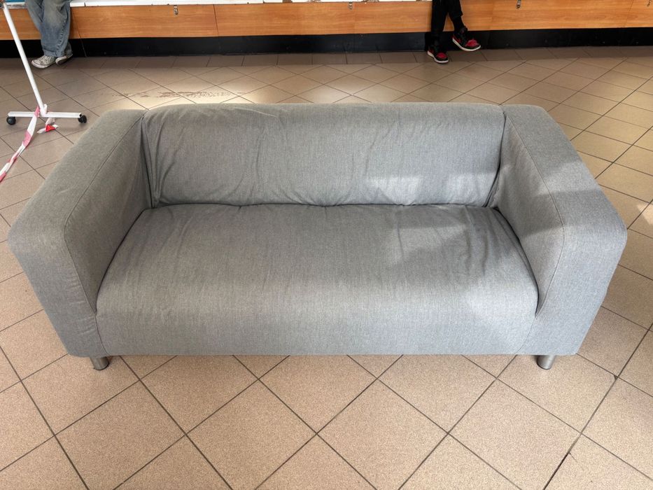 Szara sofa ze ściąganym futerałem