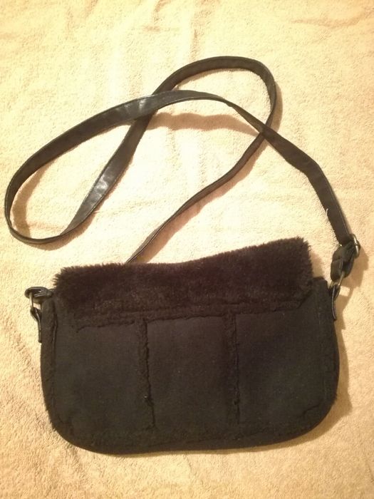 Mała czarna torebka z futerkiem listonoszka vintage atmosphere