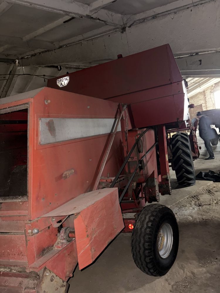 Комбайн Massey Ferguson 240