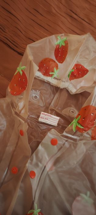 Capa da chuva transparente com morangos