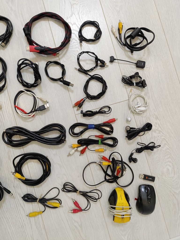 Кабели разные аудио  наушники hdmi блоки питания