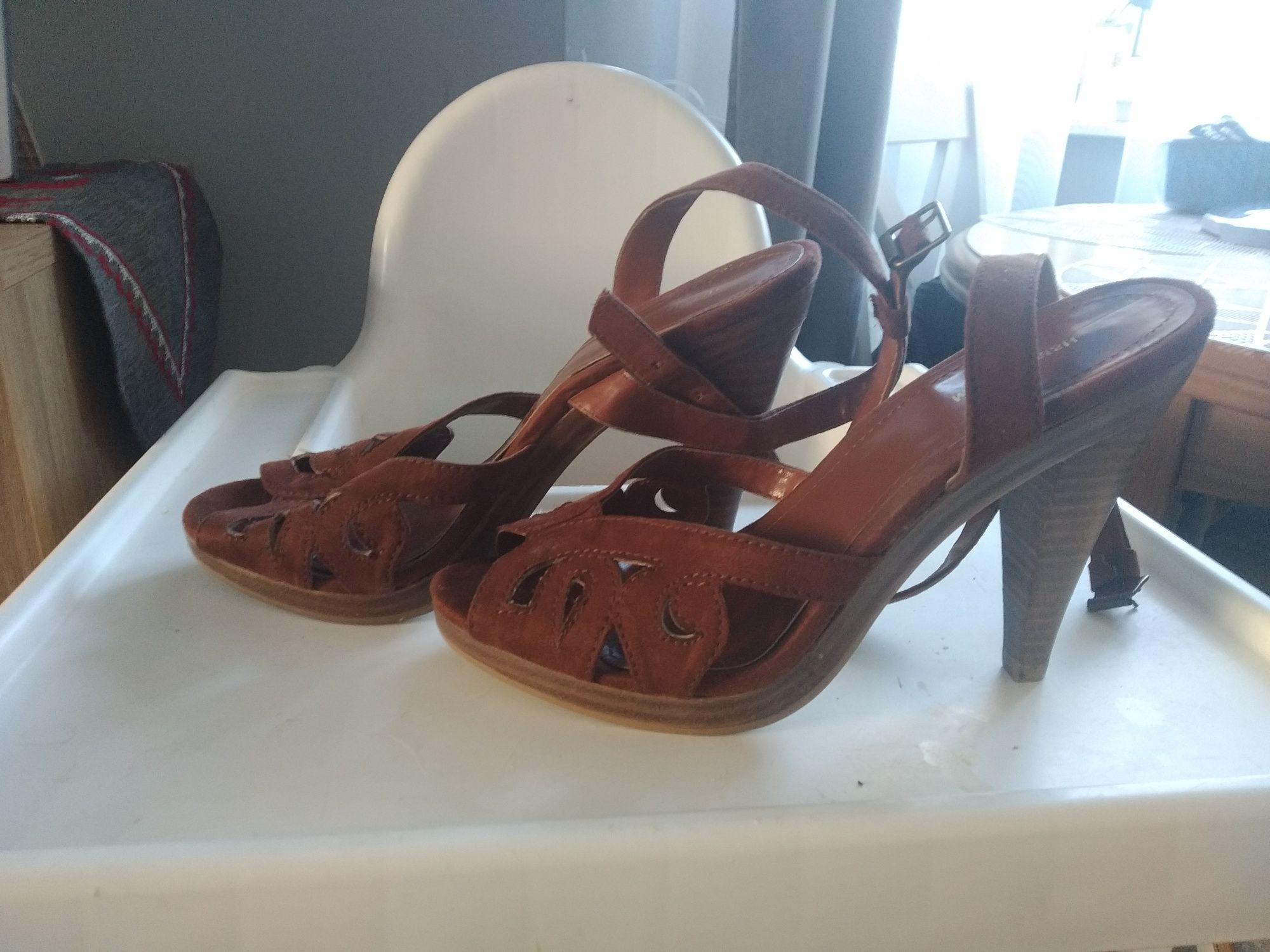 Buty na wysokim obcasie r. 39