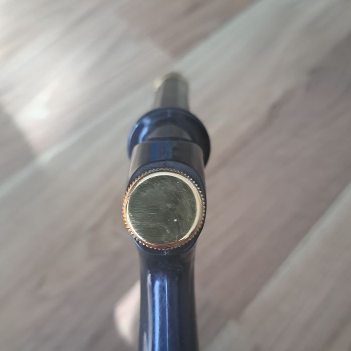 czarny plastikowy pistolet