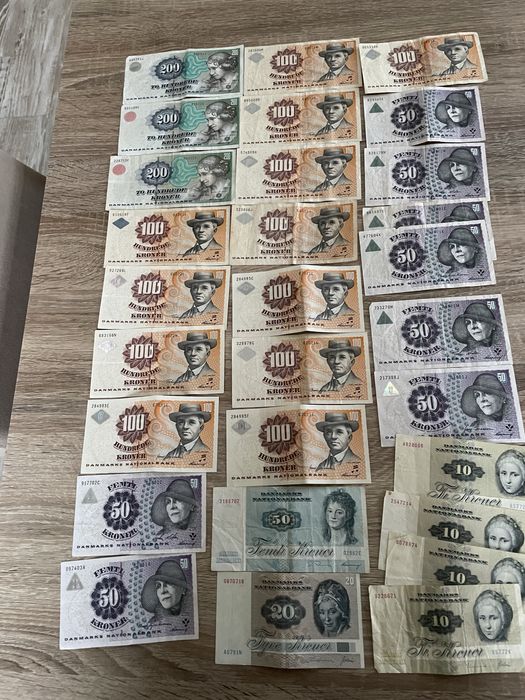 Banknony różne ponad 276 sztuk oraz monety skrzynka