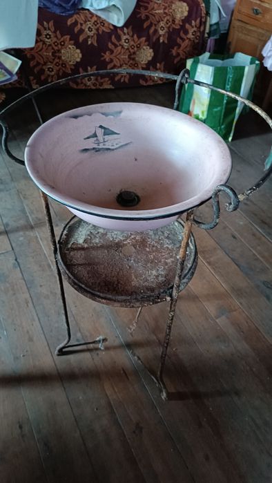 Lavatório Antigo. Antiguidades Para Recuperar