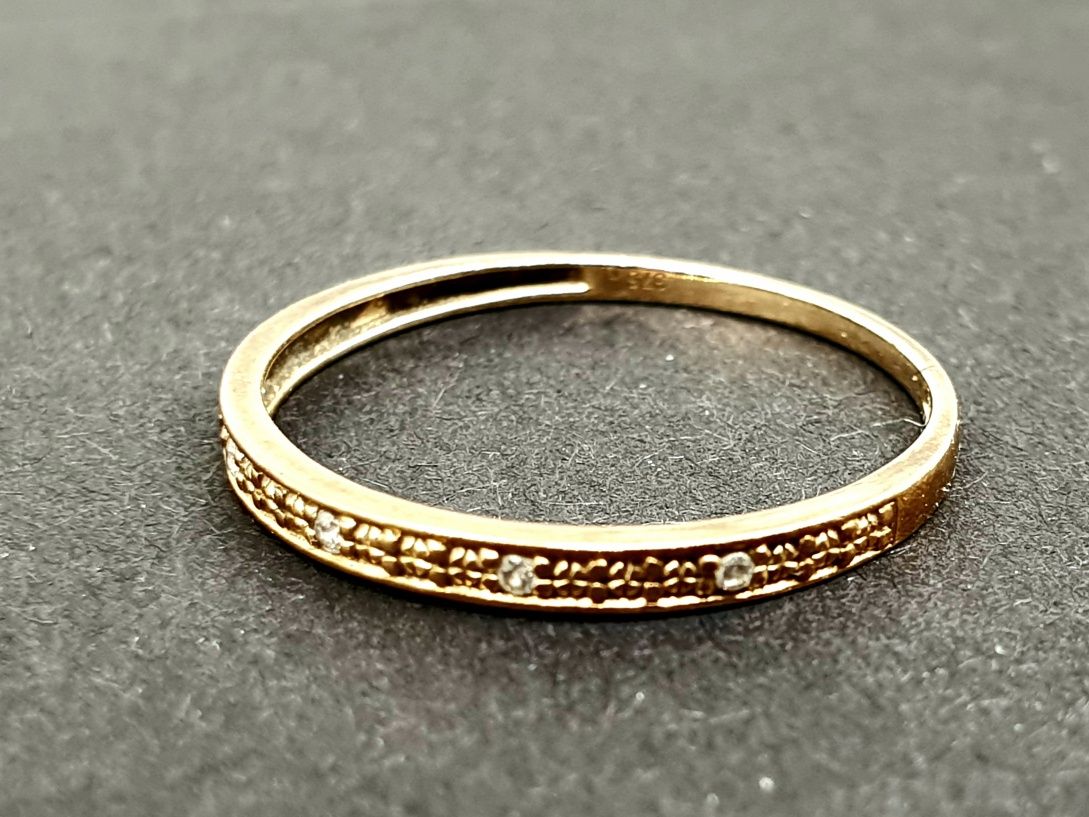 Złoto złoty pierścionek z 5 brylantami 0,71g rozmiar 13