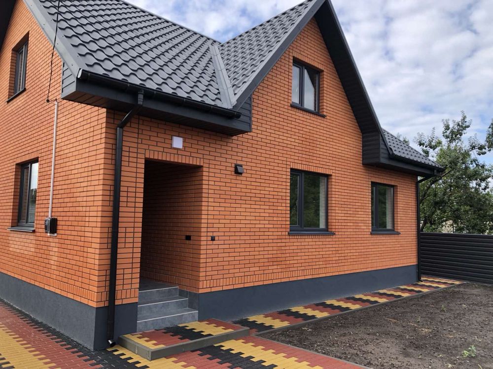 Продам будинок в районі ринку Урожай, 4 кімнати, кухня, ванна, гараж.