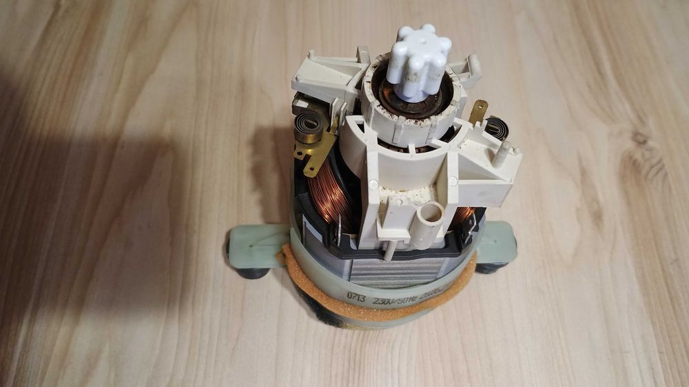 Двигатель 499044 мотор кухонного комбайна Bosch 5180