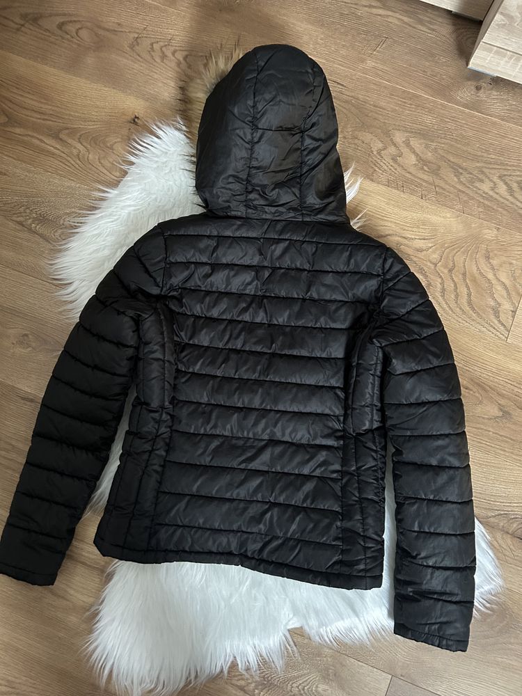 Czarna pikowana kurtka zimowa z kapturem M/38