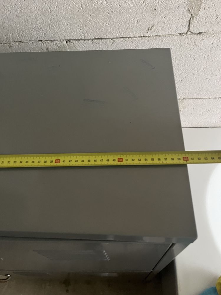 Szara metalowa szafka . Ikea