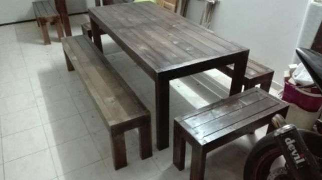 Conjunto de mesa e dois bancos corridos.