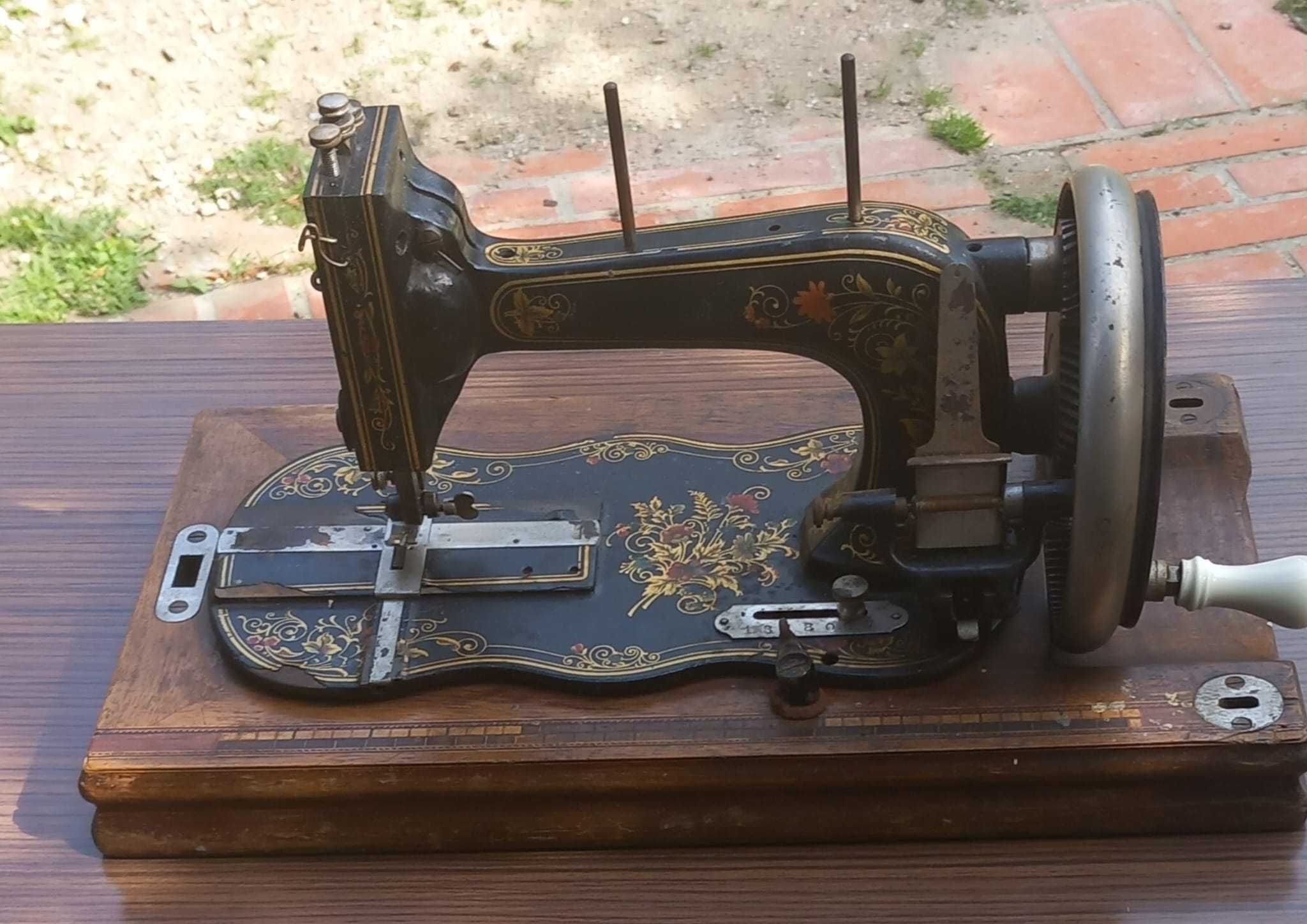 Máquina de costura centenária de manivela, muito bonita e funciona !