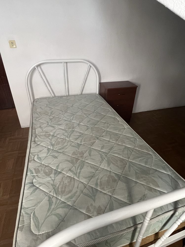 Vendo cama com colchão e mesinha de cabeceira