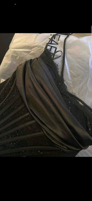 Sukienka na studniówkę z gorsetem