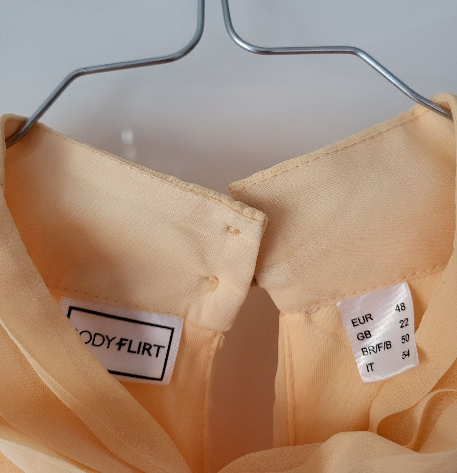 Szyfonowa brzoskwiniowa sukienka z dekoltem halter, zwiewna,  r.48