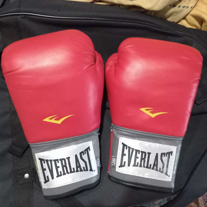 Бокс перчатки EVERLAST фірмові.Бинты и капа.Гарний стан!