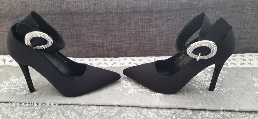 Czarne szpilki z ozdobną sprzączką 37