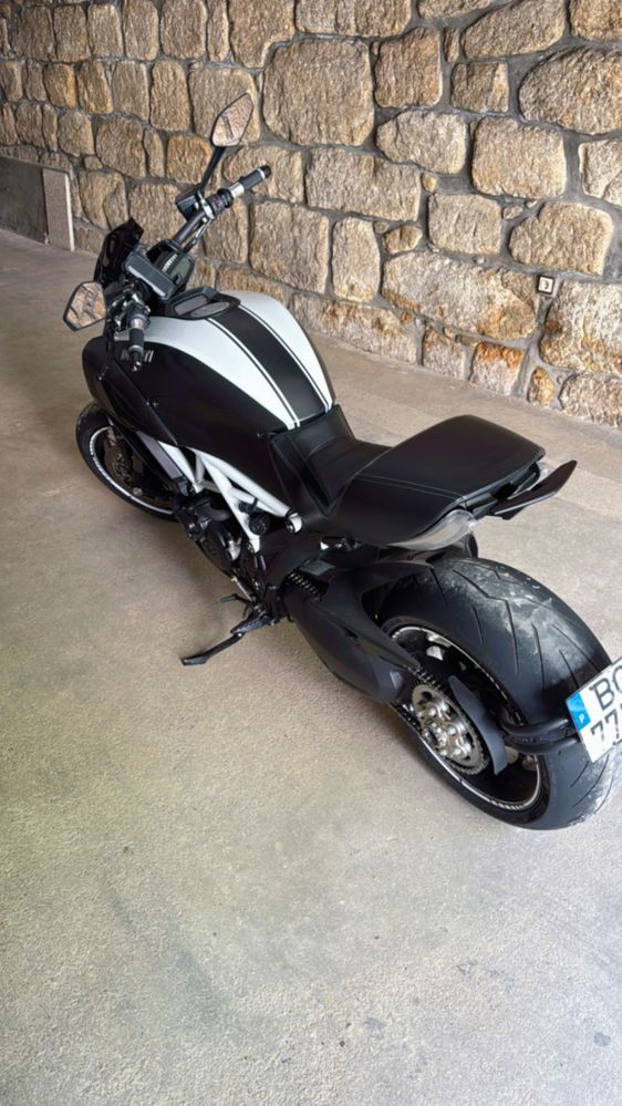 Vende-se Ducati Diavel Carbon - 2016