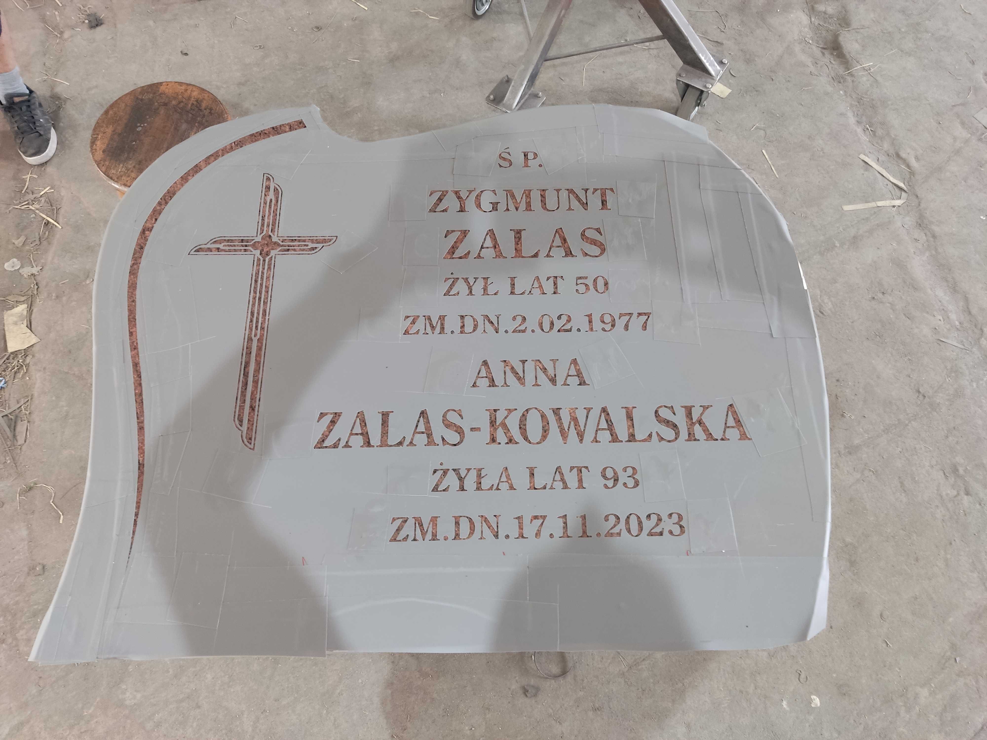 Liternictwo nagrobkowe - dopisy bez demontażu