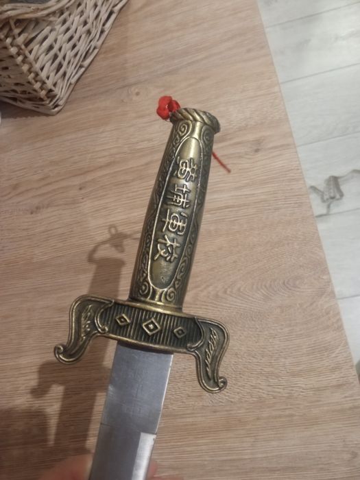 Sztylet złota rękojeść