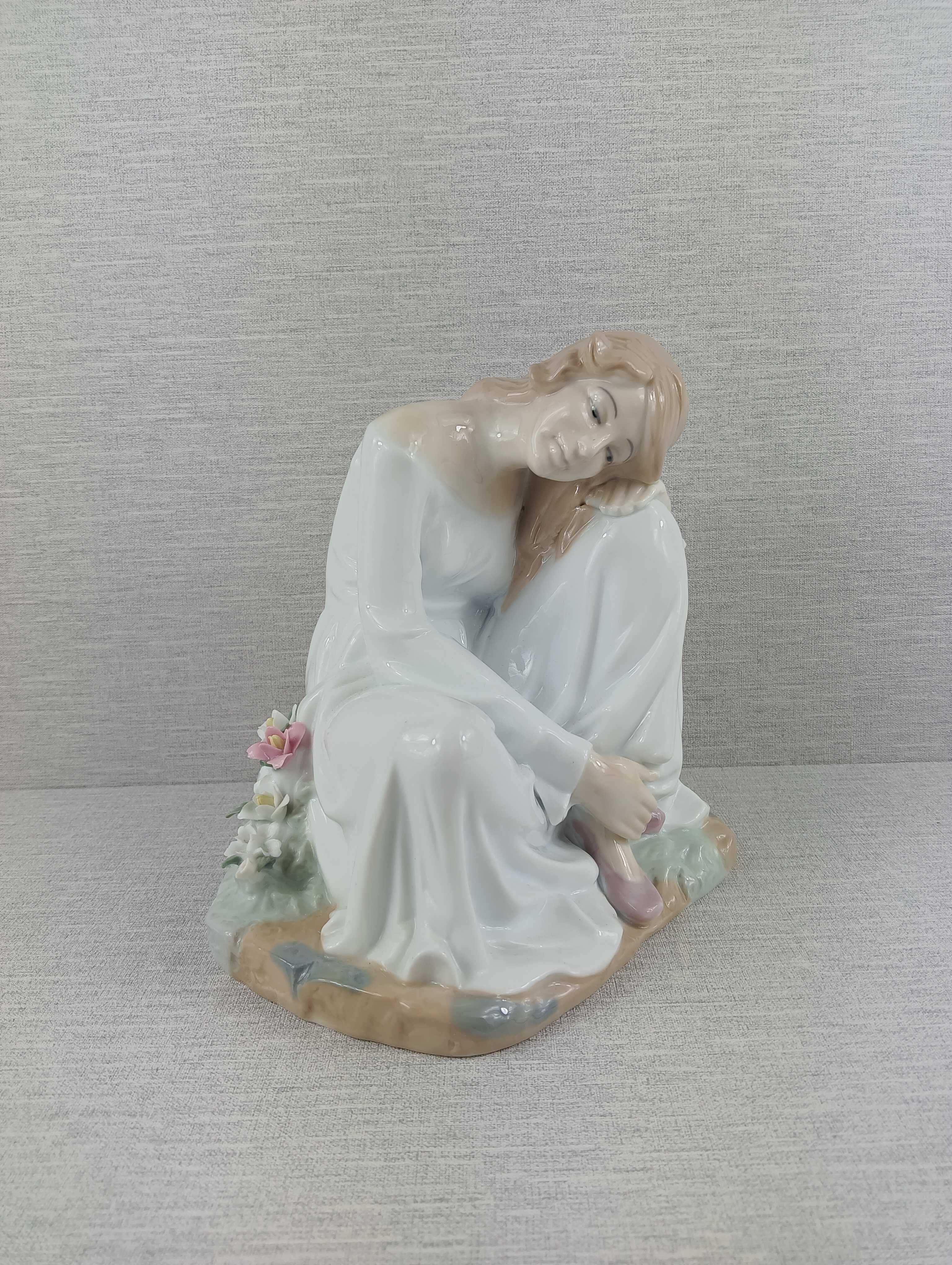 Duża porcelanowa figurka kobiety w zamyśleniu Home art +design